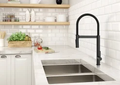 Brico Aquavive Keukenmengkraan Volturno Met Uittrekbare Handdouche Zwart Hot