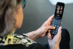 Fysic Fm-9760Zt Mobiele Klaptelefoon Voor Senioren Noodknop Zwart-Brico Discount