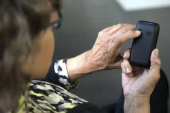 Fysic Fm-9760Zt Mobiele Klaptelefoon Voor Senioren Noodknop Zwart-Brico Discount