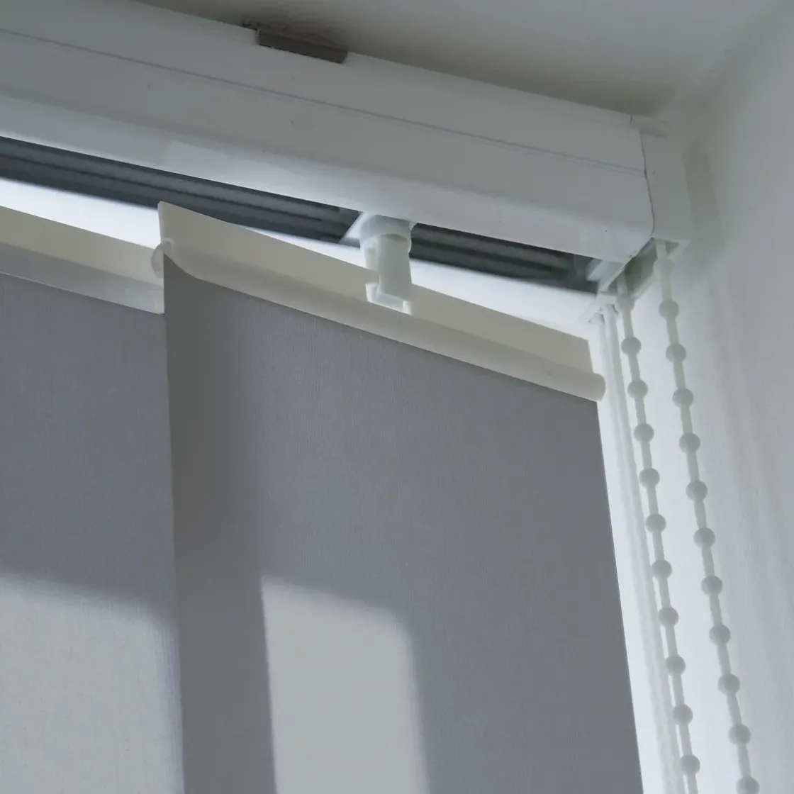 Madeco 4196 Verticale Lamellen Compleet Lichtdoorlatend Grijs 12,7 X 260 Cm + Rail 200 Cm-Brico